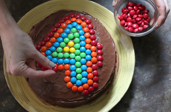 17 Apart: Kids Birthday Cake Idea: Decorating With M&M s!
